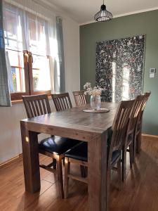 GałkowoPrzystanek Gałkowo的木餐桌,椅子和花瓶