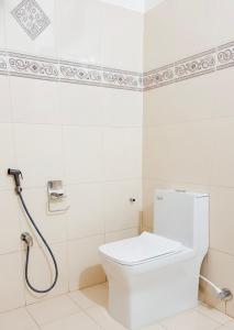 Un baño blanco con inodoro y ducha. en Hotel Sea View Palace - the beach hotel, en Kovalam