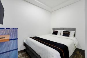Giường trong phòng chung tại Hotel O Kemayoran Guest House