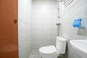 Phòng tắm tại Hotel O Kemayoran Guest House +16 ảnh