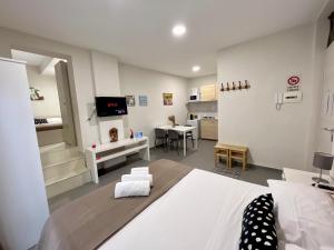 a large room with a bed and a dining room at B&B Toci in Volla