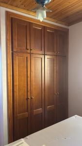 Schlafzimmer mit Holzschränken und Deckenventilator in der Unterkunft El Pescador El Pris, by Nivariahost in El Pris