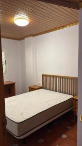 ein großes Bett in einem Zimmer mit Holzdecke in der Unterkunft El Pescador El Pris, by Nivariahost in El Pris