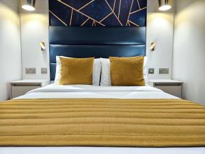 Postel nebo postele na pokoji v ubytování West Brompton Studios