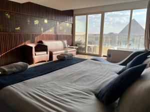 Una cama grande en una habitación con una ventana grande. en Comfort Giza View, en El Cairo