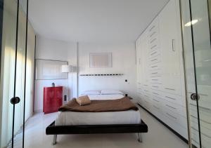 um quarto com uma cama e um armário vermelho em Bonito Apartamento en Moraira a 5 min de la Playa em Moraira mais 29 fotografias