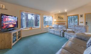 TV a/nebo společenská místnost v ubytování Elk Forest Escape - Economy Family Abode + 45 fotografií