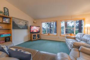 TV a/nebo společenská místnost v ubytování Elk Forest Escape - Economy Family Abode