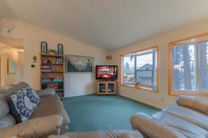 TV a/nebo společenská místnost v ubytování Elk Forest Escape - Economy Family Abode