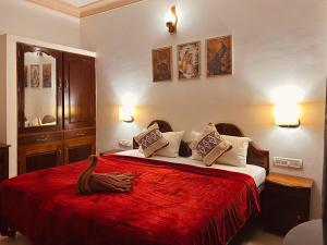 Un dormitorio con una cama con un cisne encima. en Hotel Sea View Palace - the beach hotel, en Kovalam