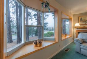 Posezení v ubytování Elk Forest Escape - Economy Family Abode