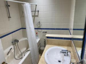 un bagno con lavandino, vasca e WC di Cosy 2 bedroom appartment a La Corniche