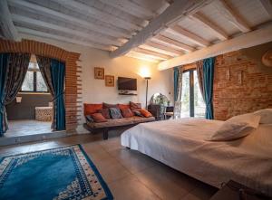 Ένα ή περισσότερα κρεβάτια σε δωμάτιο στο Domaine La Baronne