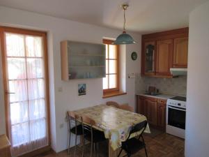 - une cuisine avec une table et des chaises dans l'établissement Apartment Klas, à Moravske Toplice
