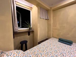 En eller flere senge i et værelse på Quite Forest room in front of Boudha