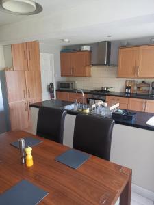 Kuchyň nebo kuchyňský kout v ubytování Large Room in Bromborough