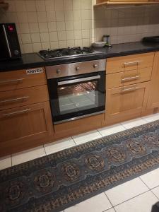 Kuchyň nebo kuchyňský kout v ubytování Large Room in Bromborough