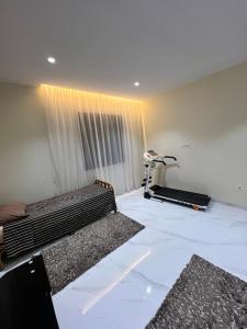 a living room with a bed and a treadmill at maisoncarnot in El Biar