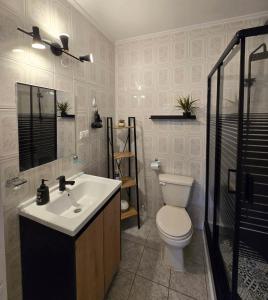 Koupelna v ubytování Departamento primera línea frente al casino.