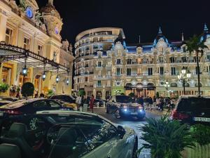uma rua da cidade com carros estacionados em frente a um edifício em Le COQ Charlene - Monaco at 50m em Monte Carlo