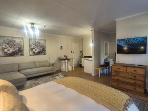 Posezení v ubytování Slow Down Cottage