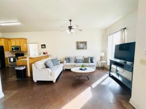 ein Wohnzimmer mit Sofa und Fernseher in der Unterkunft Chateau 4 in Hammond