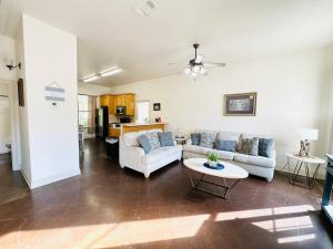 ein Wohnzimmer mit zwei Sofas und einem Tisch in der Unterkunft Chateau 4 in Hammond