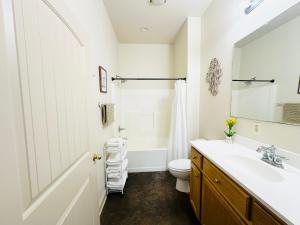 ein weißes Badezimmer mit Waschbecken und Toilette in der Unterkunft Chateau 4 in Hammond + 39 Fotos