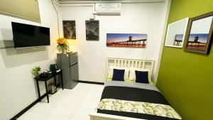 TV a/nebo společenská místnost v ubytování Beach Gallery House