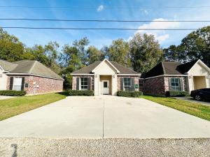 ein Backsteinhaus mit einer Auffahrt in der Unterkunft Chateau 4 in Hammond