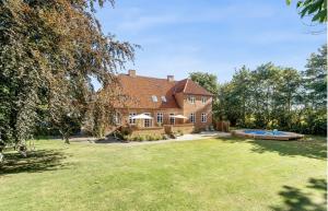 ein großes Haus mit einem Swimmingpool im Hof in der Unterkunft Large Holiday Home With Pool On South Lolland Coast in Dannemare