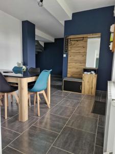 een eetkamer met een tafel en stoelen en een schuur bij Au Clerc de Lune in Broye