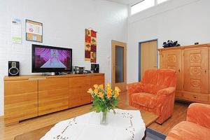 TV a/nebo společenská místnost v ubytování Ferienhaus Nordseeluft