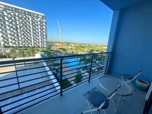 En balkon eller terrasse på Modern Studio in Downtown Doral