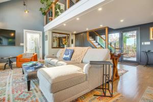 Χώρος καθιστικού στο 1 Mi to Ferry and Beach Waterfront Hyannis Home!