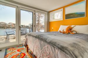 Ένα ή περισσότερα κρεβάτια σε δωμάτιο στο 1 Mi to Ferry and Beach Waterfront Hyannis Home!