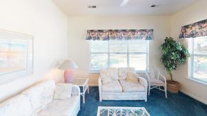 Χώρος καθιστικού στο River Creek 2 Unit 1006