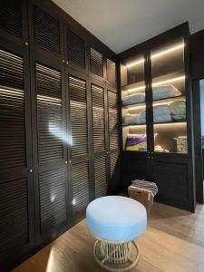 Ban Doi YaoChevana Resort的房间里，壁橱里放着一张白色凳子。