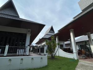 Ban Doi YaoChevana Resort的一栋前面有白色围栏的建筑