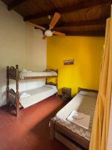 ビージャ・ヘセルにあるHotel Spileonのベッド3台と天井ファンが備わる客室です。