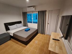 ein kleines Schlafzimmer mit einem Bett und einem Tisch in der Unterkunft D45 Home - BTS Ratchathewi N1 Station in Ban Nong Chaeng