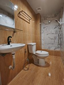 ein Badezimmer mit Waschbecken und Toilette in der Unterkunft D45 Home - BTS Ratchathewi N1 Station in Ban Nong Chaeng