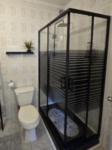 Koupelna v ubytování Departamento primera línea frente al casino.