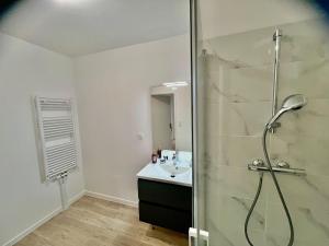 A bathroom at Balcon secret - T3 neuf calme, balcon, parking, proche autoroute