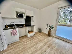 A kitchen or kitchenette at Balcon secret - T3 neuf calme, balcon, parking, proche autoroute