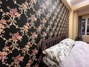Un dormitorio con papel tapiz floral negro y rosa. en Spacious Traditional Room with Boudha Stupa View, en Katmandú