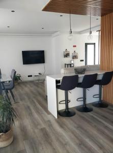 Una televisión o centro de entretenimiento en Casa das Amendoeiras