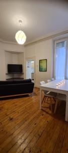 维希L'Absolu 1, Spacieux, rez-de-chaussée, Sécurisé的客厅里有一张沙发和一张桌子。