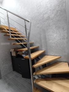 Котедж у Русина في Pilipets: درج حلزوني في غرفة مع جدار