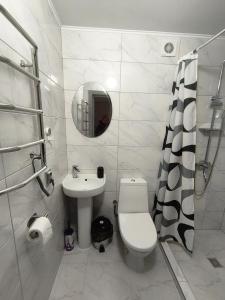 Котедж у Русина في Pilipets: حمام مزود بمرحاض ومغسلة ومرآة +15 صورة